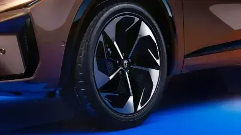 20” 투톤 하이랜드 알로이 휠 & 245/45 R20 저소음 폼 타이어 르노코리아 공식 이미지